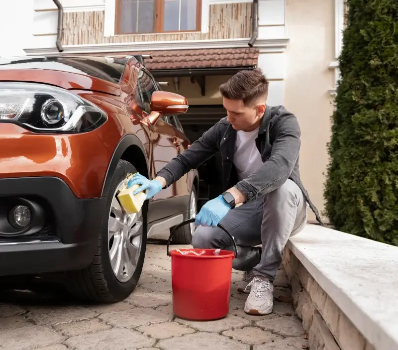 Lavage auto à domicile Saint-Hilaire-de-Court : professionnel intervenant sur un véhicule
